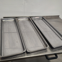 3 plats en inox (82x27x4)